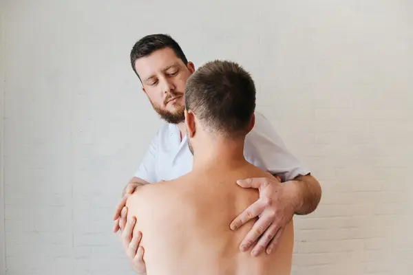 Baptiste Chardron ostéopathe en consultation
